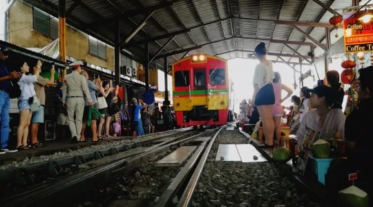 メークロン市場列車到着